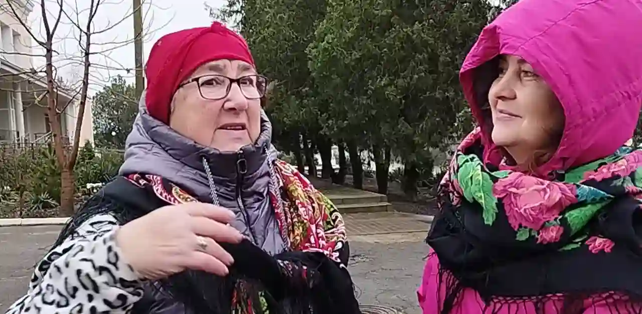 Галина Абрамова, ліворуч