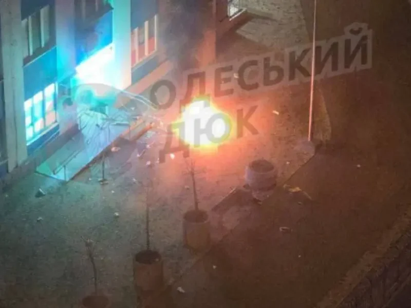 В Одессе зафиксировано падение российского дрона на территории жилого комплекса