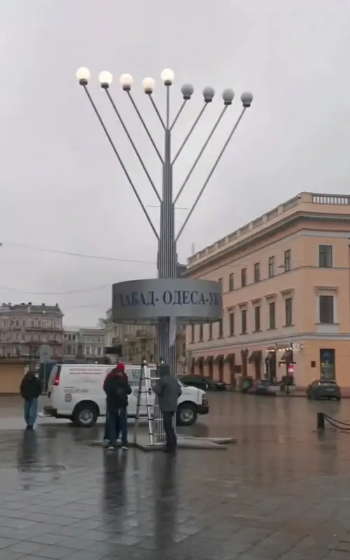 В Одесі на Приморському бульварі, біля пам’ятника Дюку, встановили ханукію, 11 грудня 2025