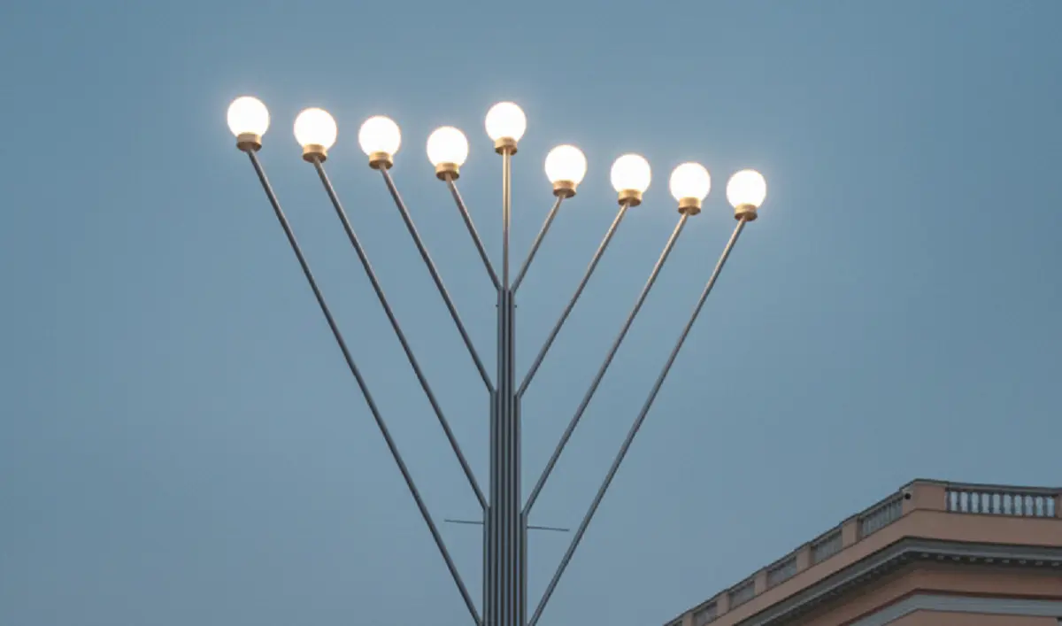 У центрі Одеси «виріс» гігантський підсвічник – ханукія