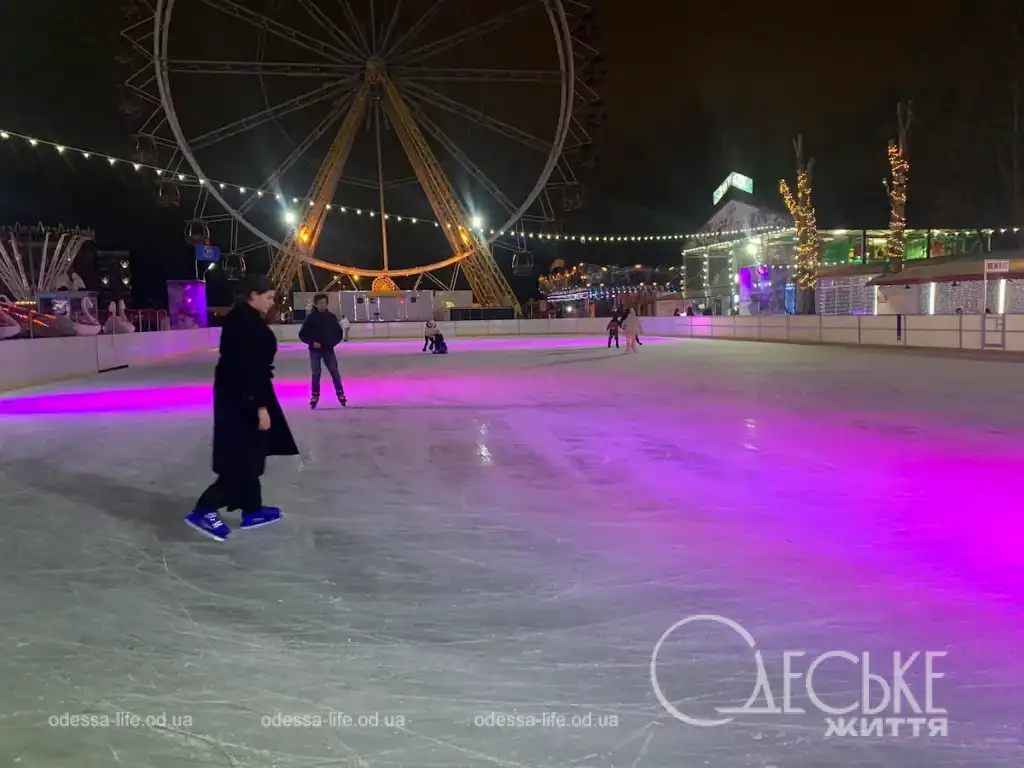 У парку Шевченка відкрилася ковзанка: ціни та як вона працює