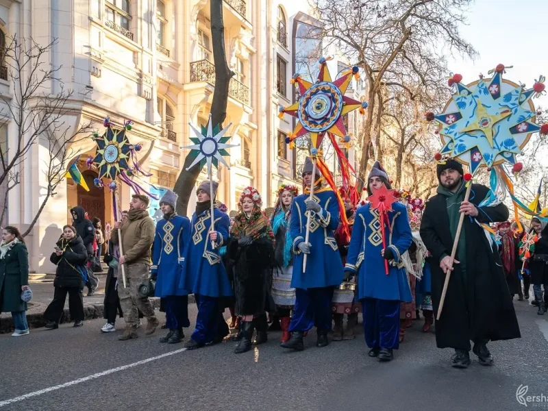Сотні людей і різдвяна магія: у центрі Одеси відбулося перше масштабне шествіє колядників (фоторепортаж)