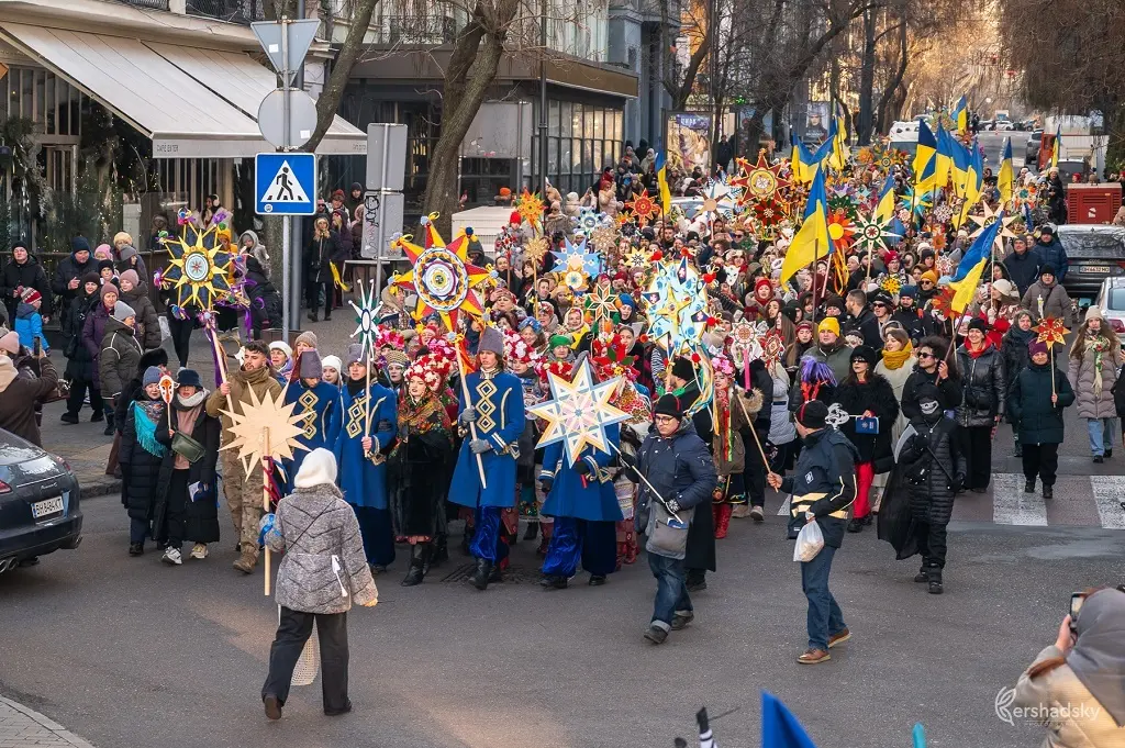 Святкова хода з різдвяними зірками та дзвіночками пройшла Дерибасівською та Приморським бульваром