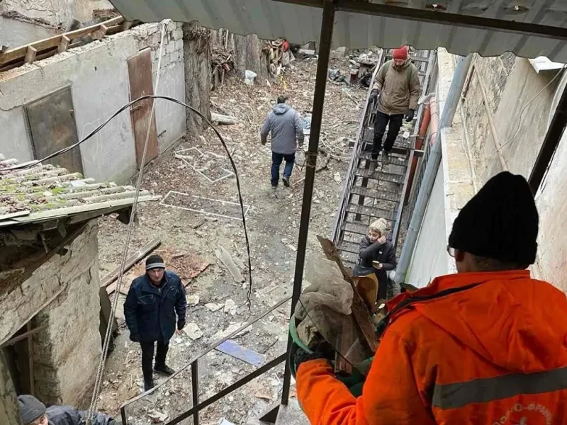 В Одесі ліквідовують наслідки вечірньої атаки: пошкоджено 10 будинків та дитсадок