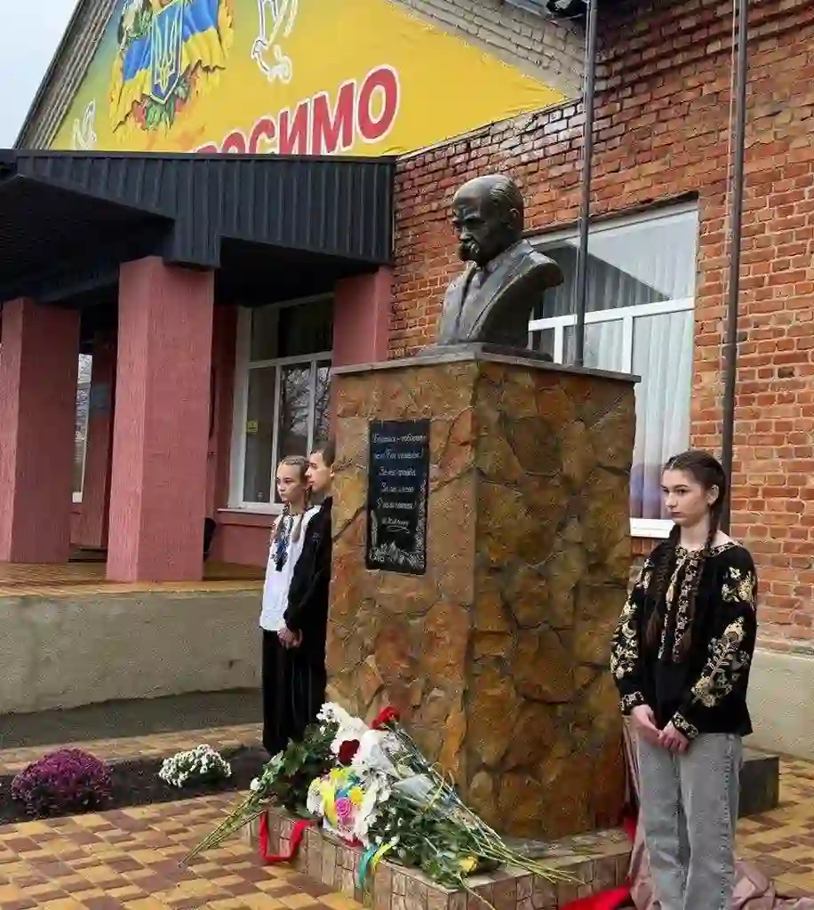 Пам'ятник Тарасу Шевченку біля Янишівського ліцею