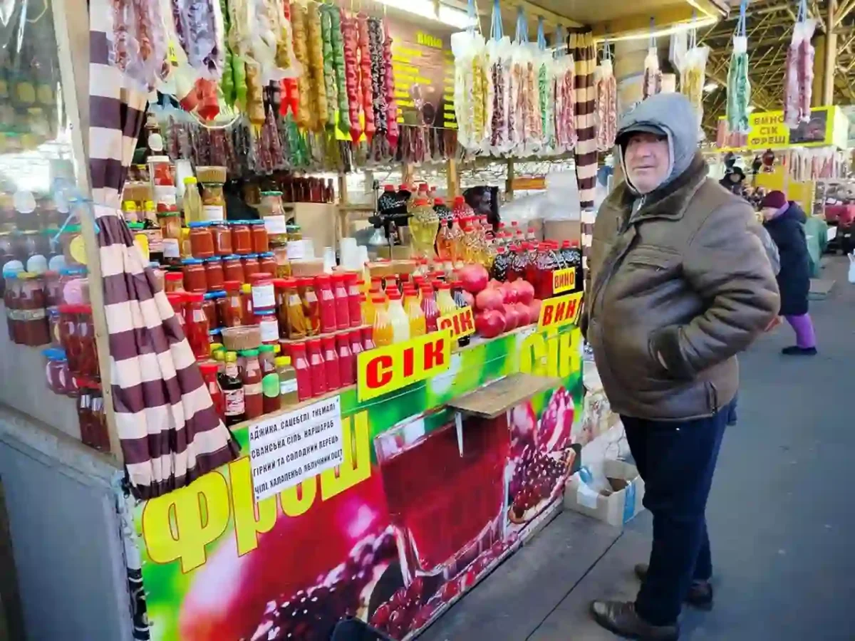 Чем живёт предновогодний Привоз: какие там цены и шутка про холодные огурцы (фоторепортаж)