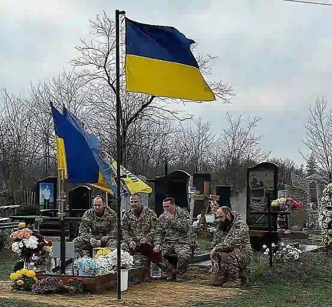 Побратими Героя на його могилі