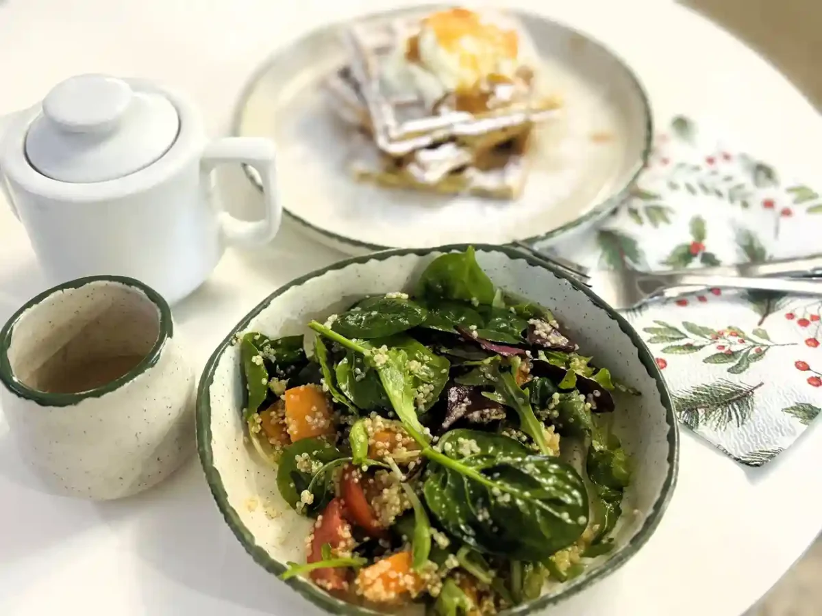 Подача страв у кафе Паперове життя