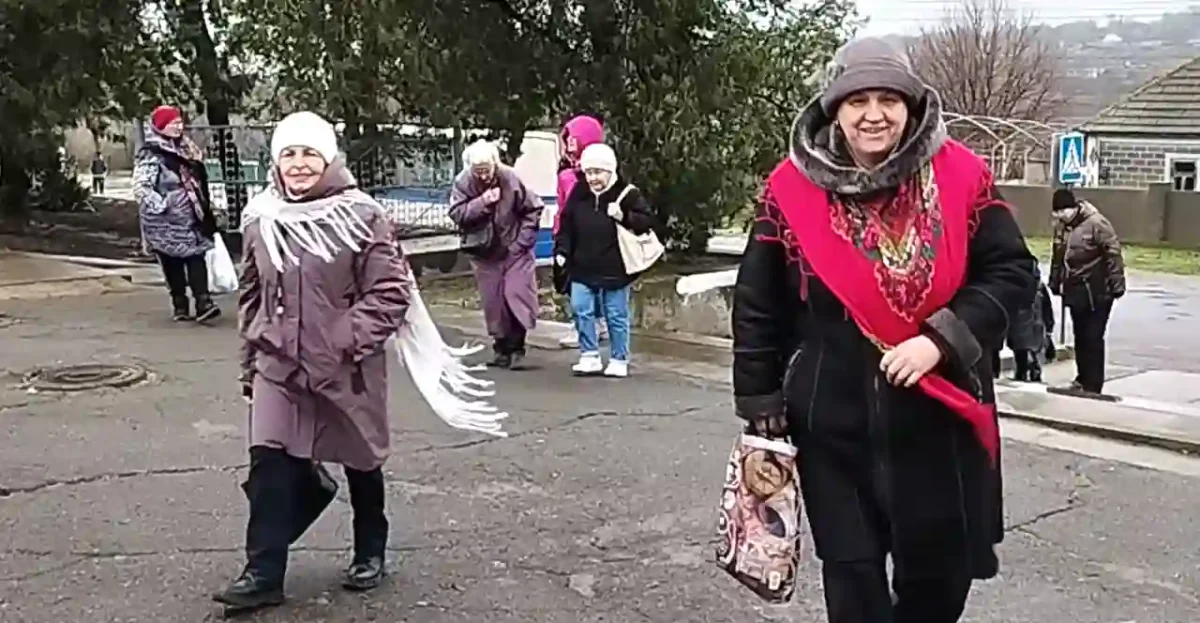 Прогулялянка у хустках