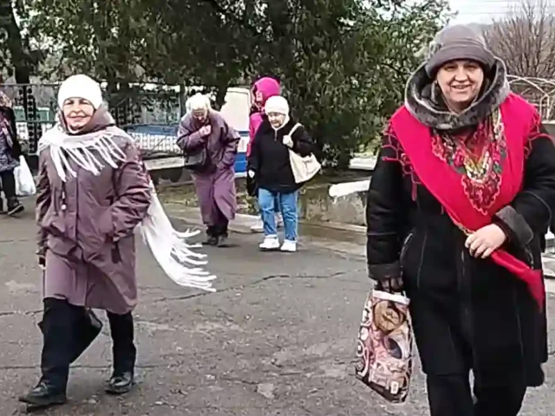 Прогулялянка у хустках