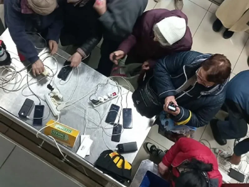 Без чайников, за партами и даже на полу: как переживают блэкаут одесситы (фоторепортаж)