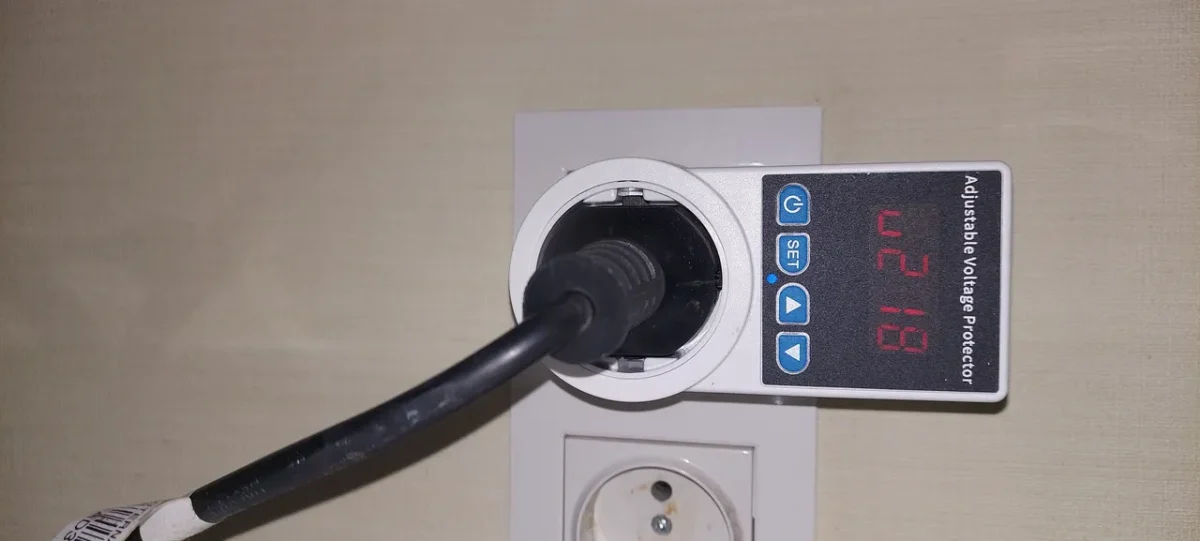 Реле напруги у розетку