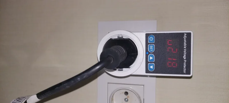 Реле напруги у розетку