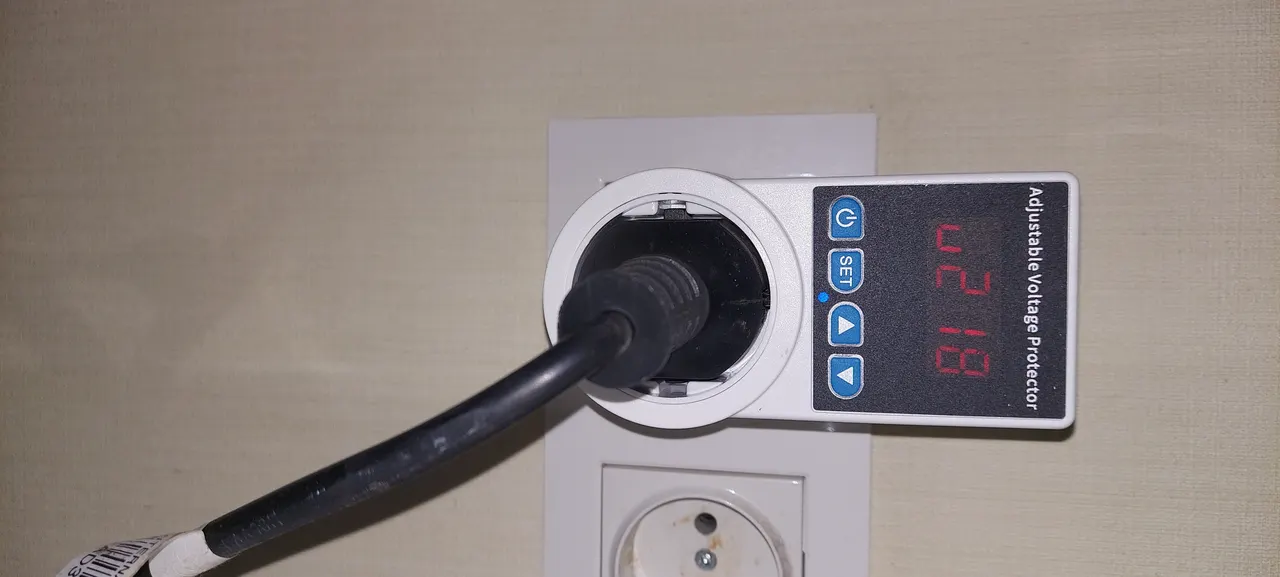 Реле напруги у розетку