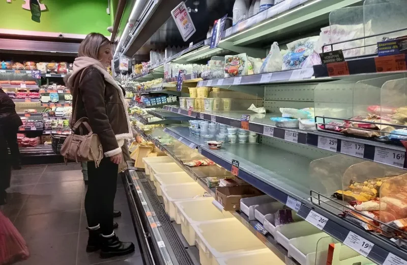 Рени сегодня: полки с молочкой почти пустые