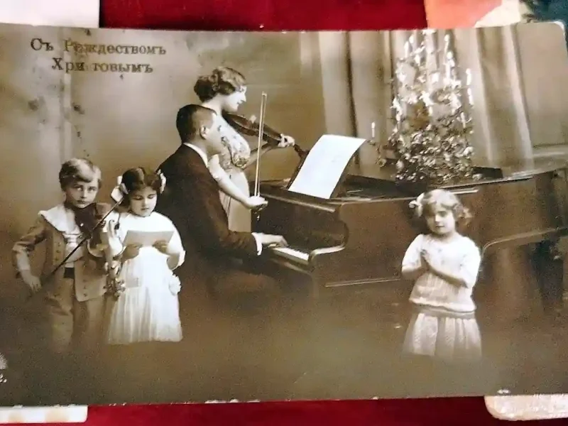 У «Старій Одесі» з’явилася незвичайна ялинка: її прикрасили старовинні різдвяні листівки  (фоторепортаж) 