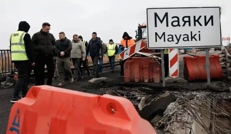 Руйнування на мосту в Маяках - колаж