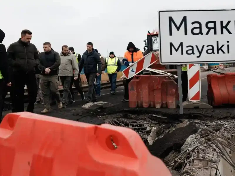 Руйнування на мосту в Маяках - колаж