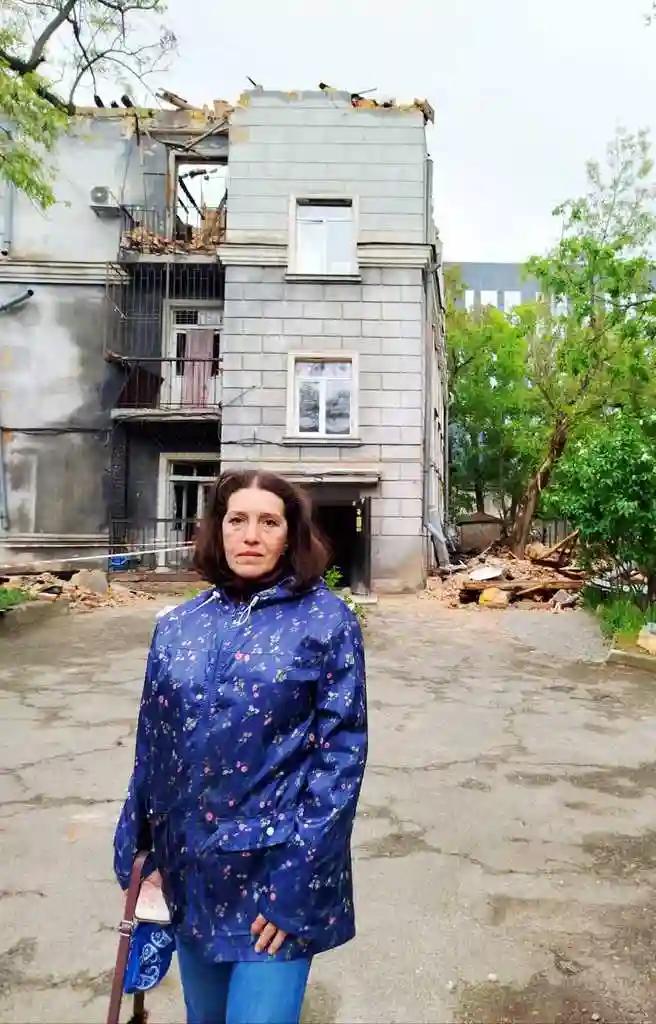 Татьяна Андреевна возле разрушенного дома