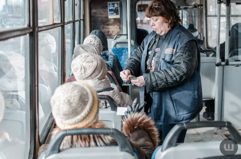 діти в тролейбусі