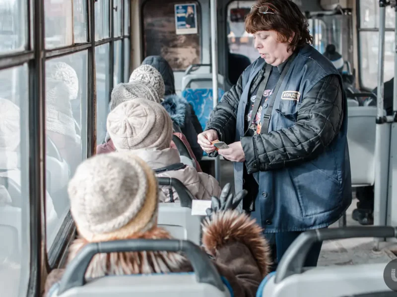 діти в тролейбусі