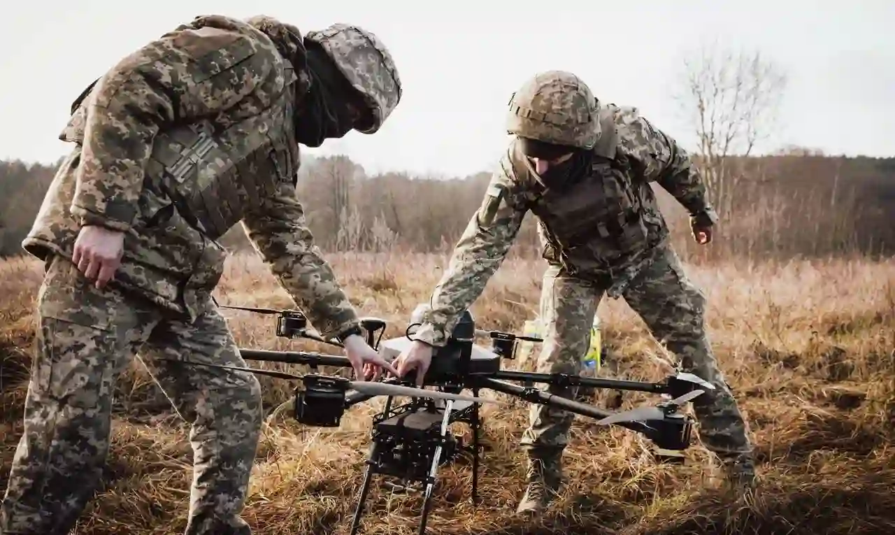 Украинские военные настраивают дрон