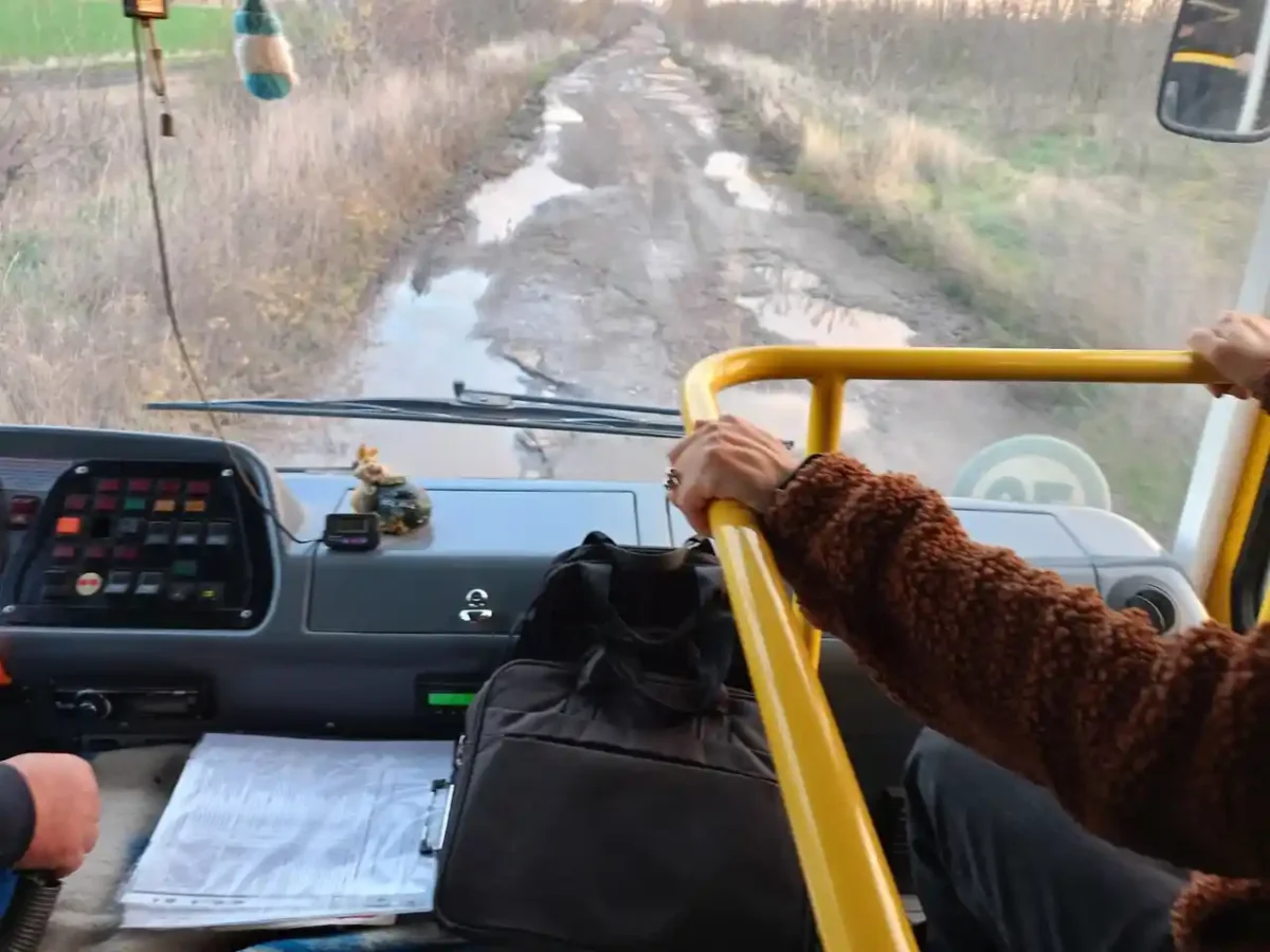 Так виглядає дорога з вікна шкільного автобусу