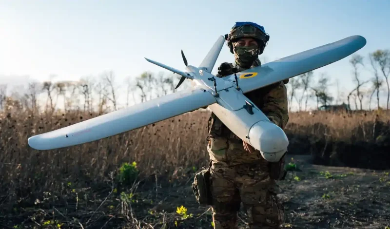 Військовий ЗСУ з дроном