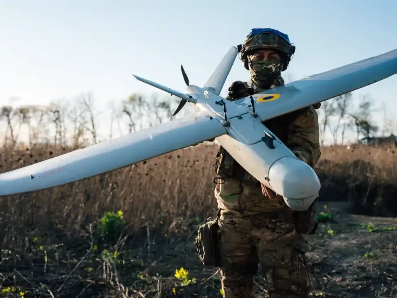 Військовий ЗСУ з дроном