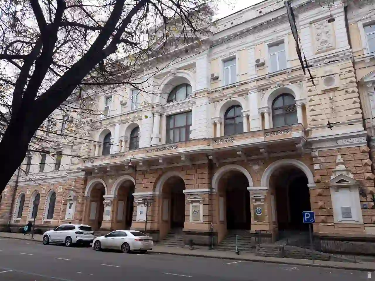 Закрита будівля Головпоштамту