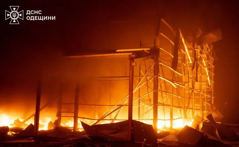 Нічна атака БпЛА по Одесі: пожежа на промисловому об’єкті