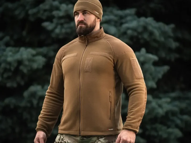 Чоловік у флісовій кофті