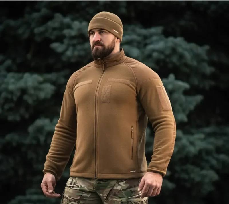 Чоловік у флісовій кофті
