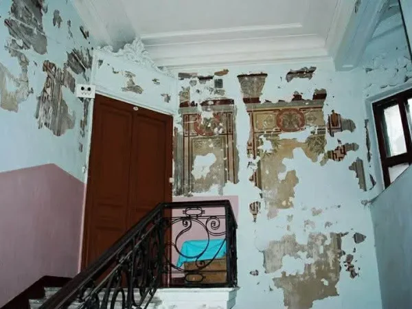 Під фарбою — історія: у центрі Одеси відкрили фреску початку XX століття