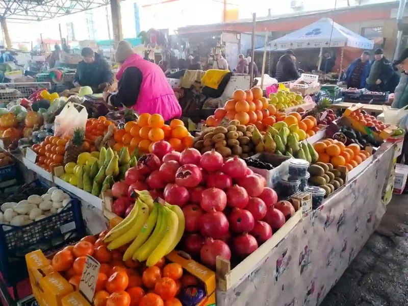 Фрукти на Привозі