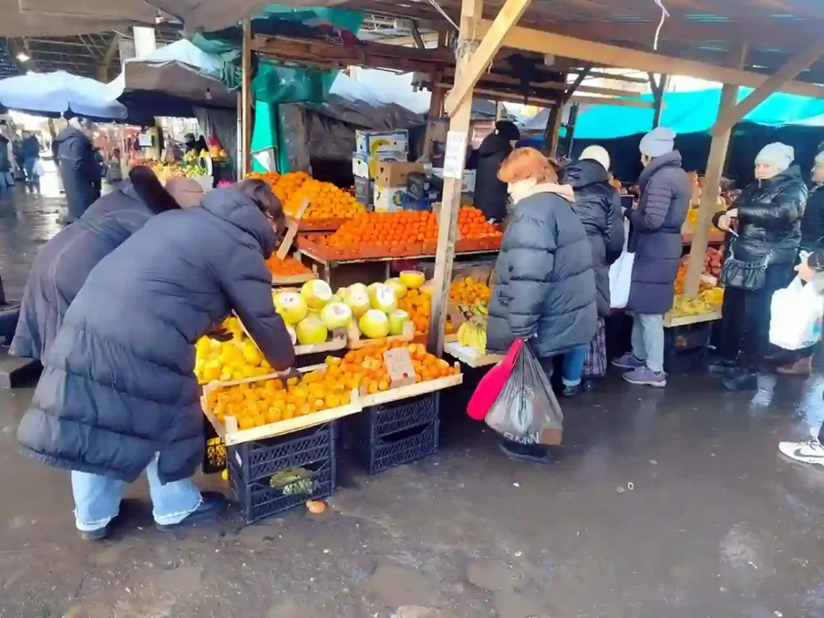 Сколько стоят продукты на Привозе в конце января: дорогой картофель и дешёвый виноград (фоторепортаж)