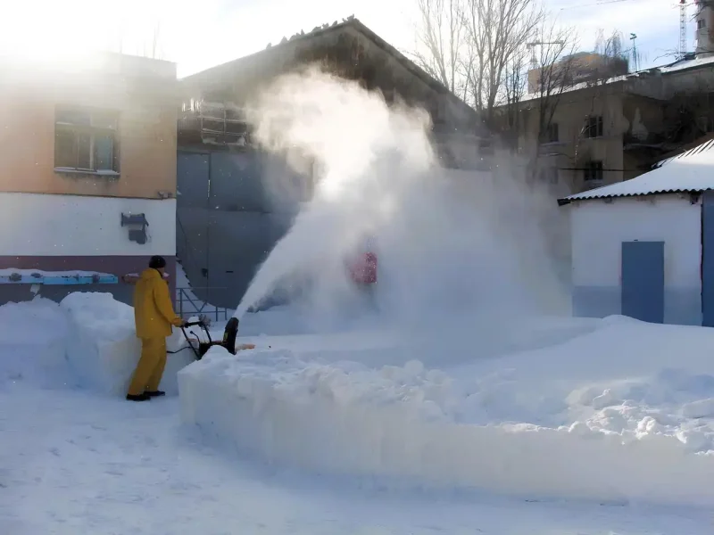 Комунальник розчищає сніг в Одесі у 2016 році