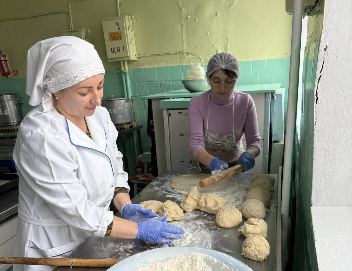 Кухарки готоють смаколики для військових