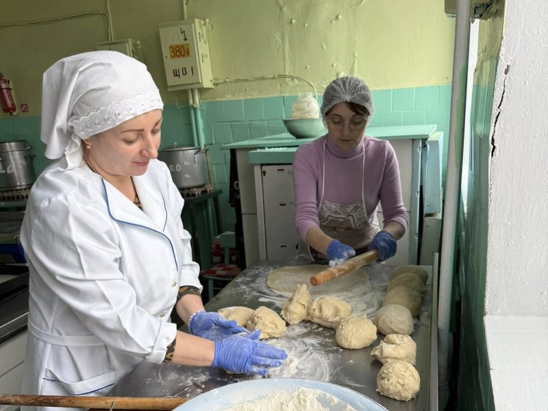 Кухарки готоють смаколики для військових