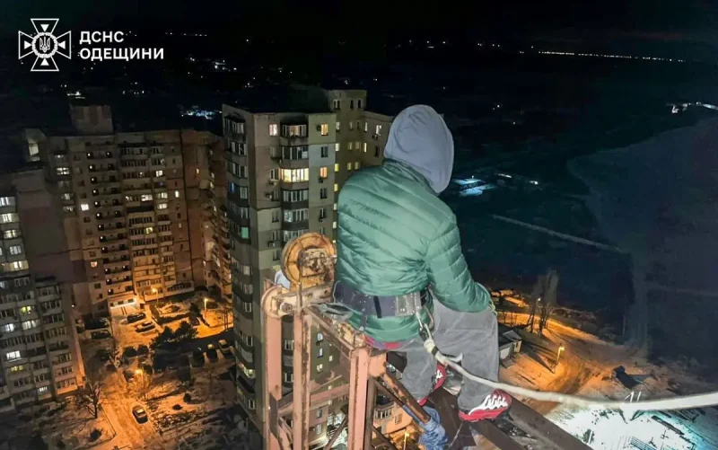 В Черноморске спасатели сняли мужчину с высоты 24-го этажа