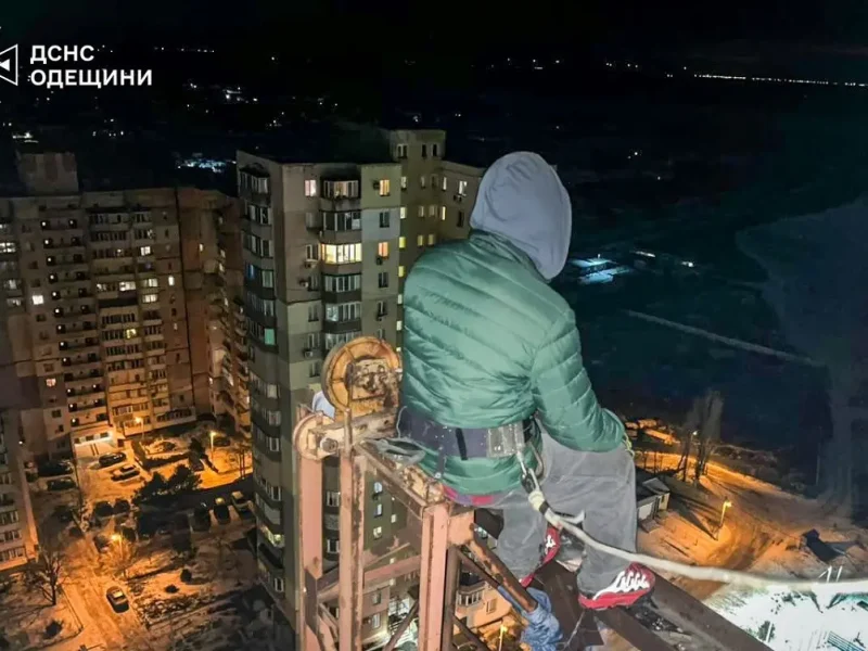 В Черноморске спасатели сняли мужчину с высоты 24-го этажа