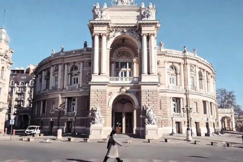 Жінка переходить дорогу на фоні Оперного - символ зміни культурної парадигми Одеси