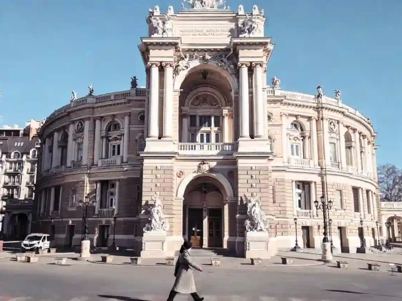 Жінка переходить дорогу на фоні Оперного - символ зміни культурної парадигми Одеси