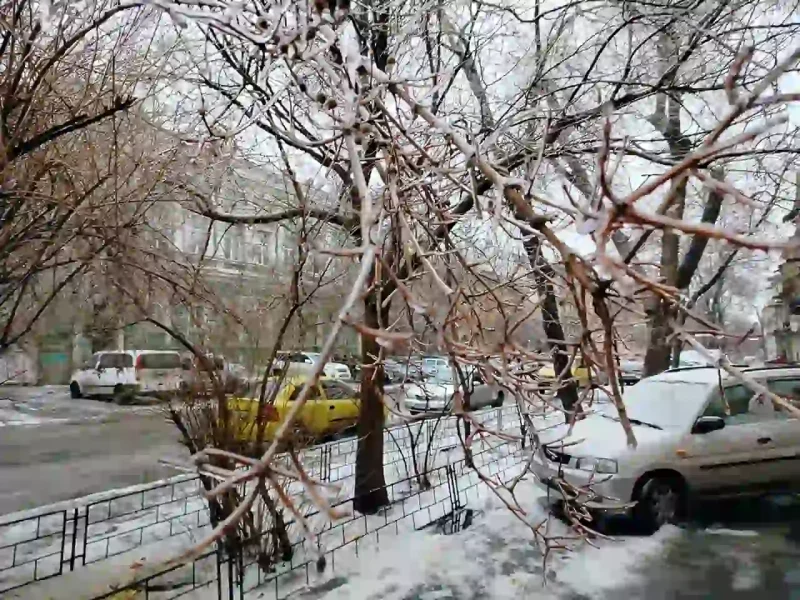 Ожеледь на вулиці Університестка в Одесі
