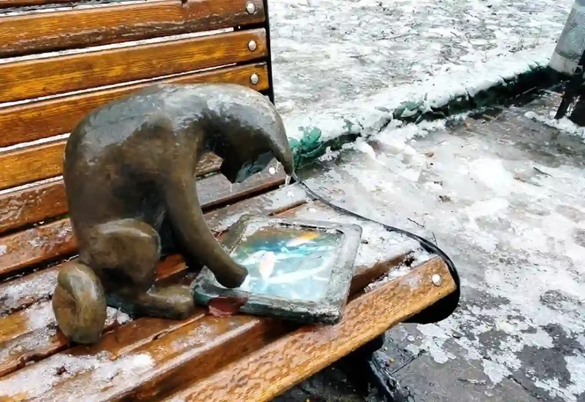 Скульптура кота покрита льодом