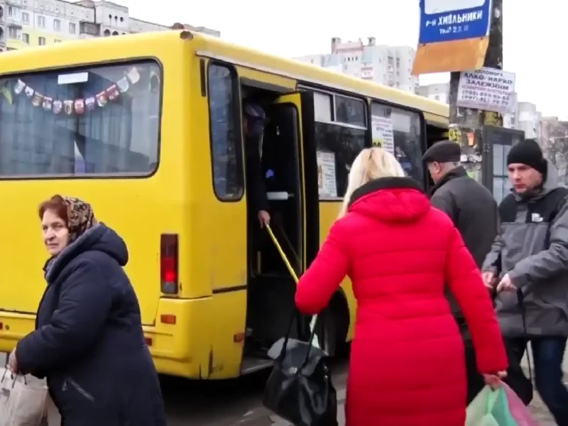 Пасажири сідають до маршрутки