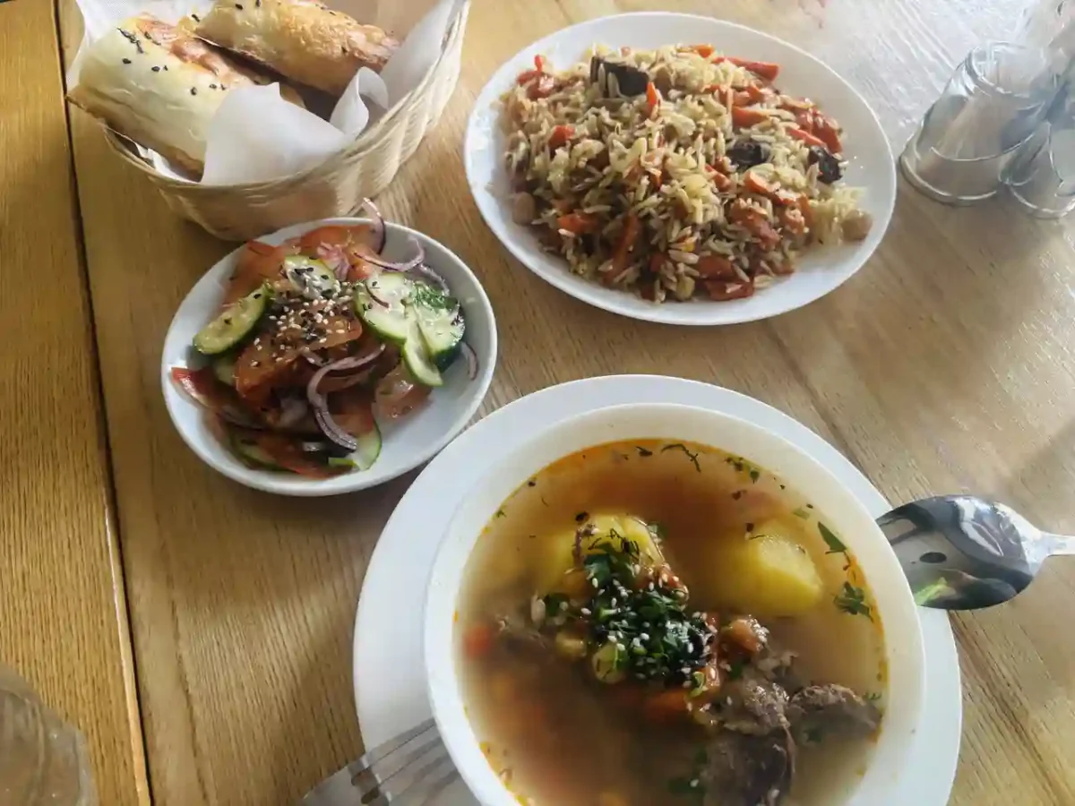 Подача страв у кафе Плов Хауз