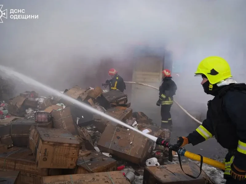 Спасатели тушат пожар после прилета в Черноморске