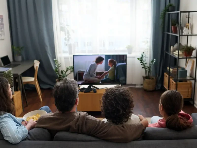 Родина дивіться телевізор