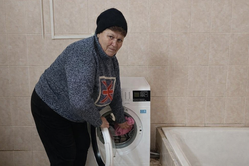 Сільська прачка Тетяна Мацибуренко у соціальній пральні